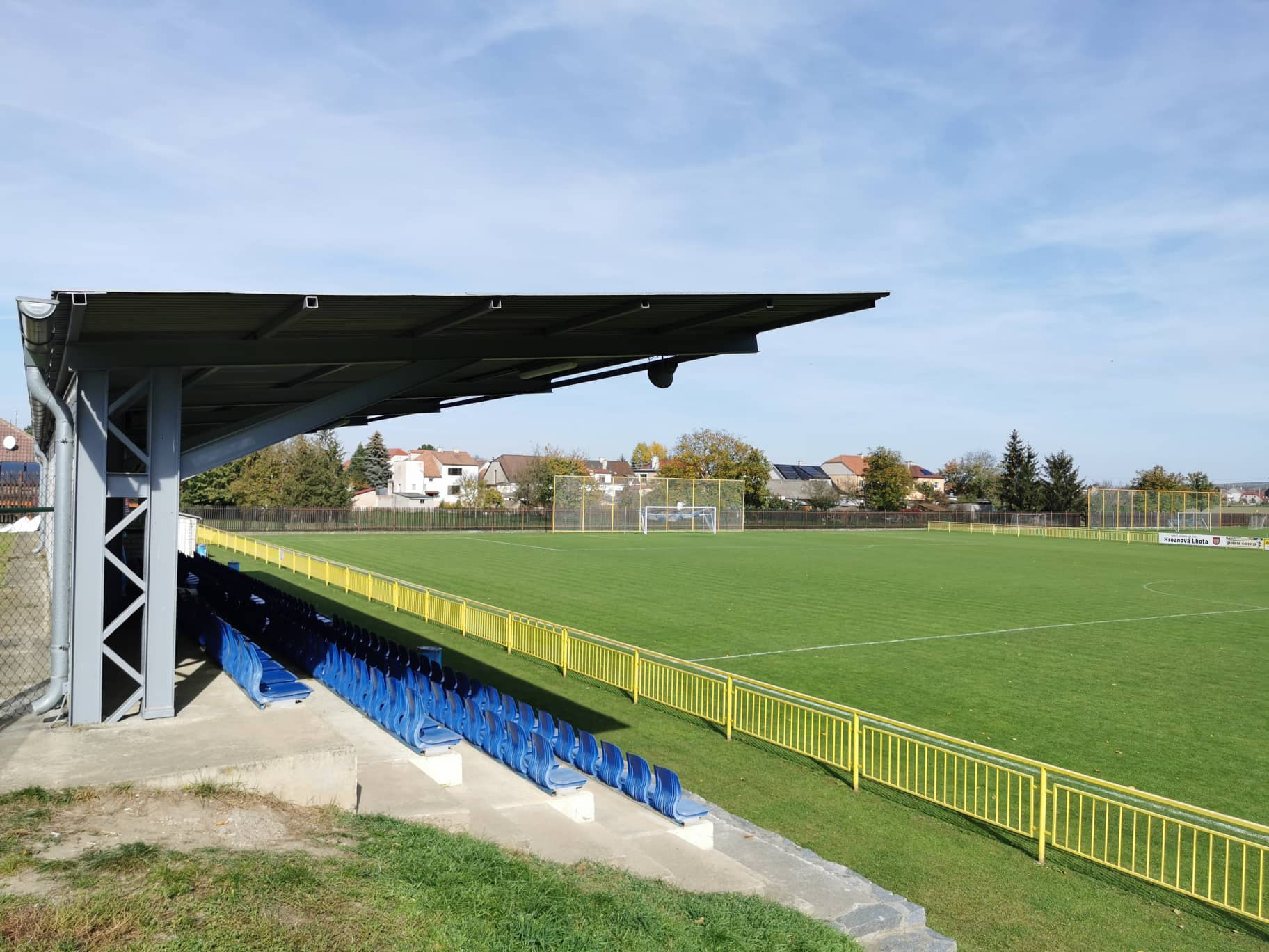 tribuna zvenku